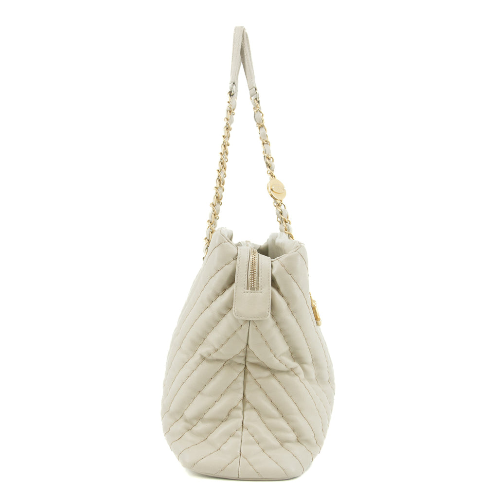 •	Chanel Grey Lambskin Chevron Quilted Chain Shoulder Bag 16 Series #5860