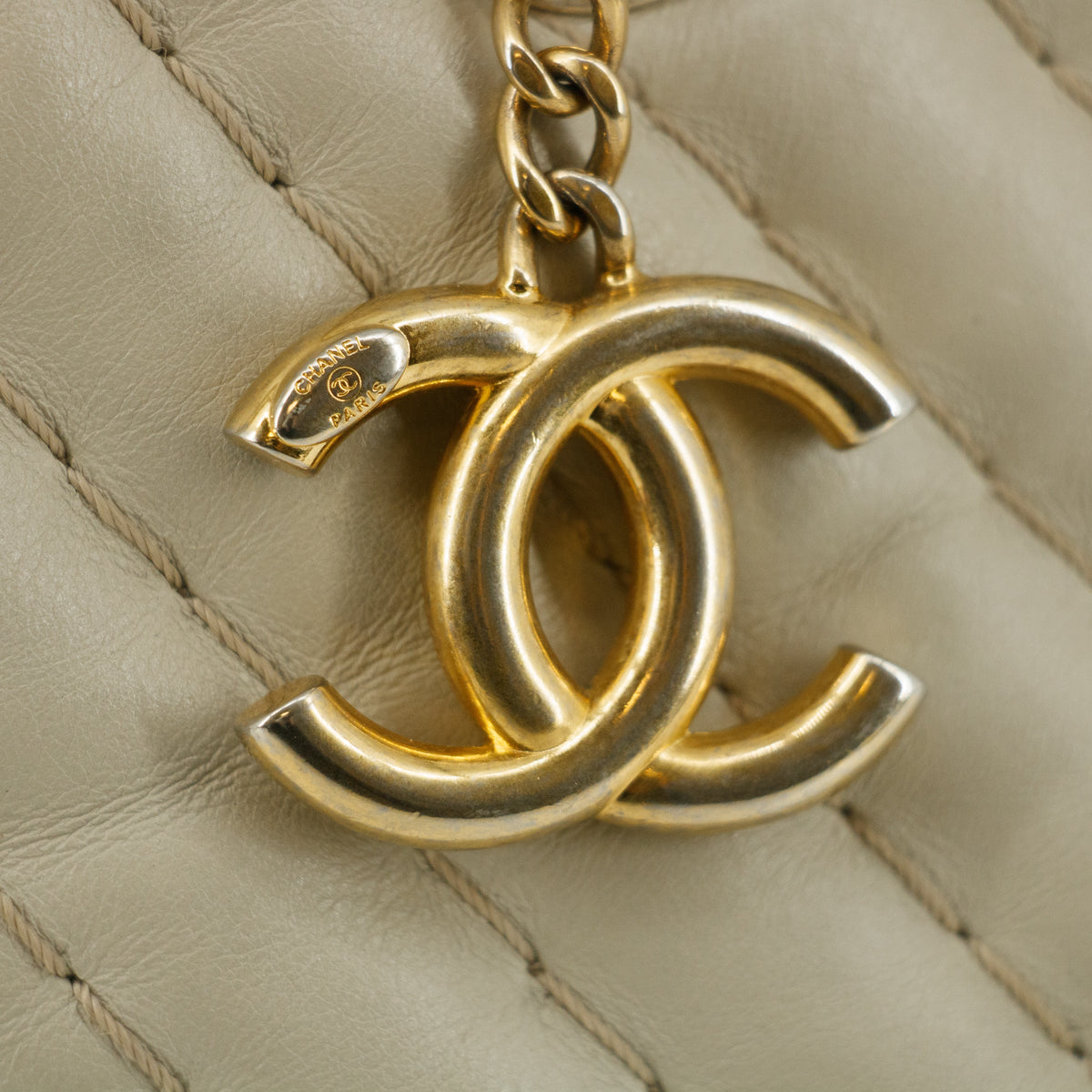 •	Chanel Grey Lambskin Chevron Quilted Chain Shoulder Bag 16 Series #5860
