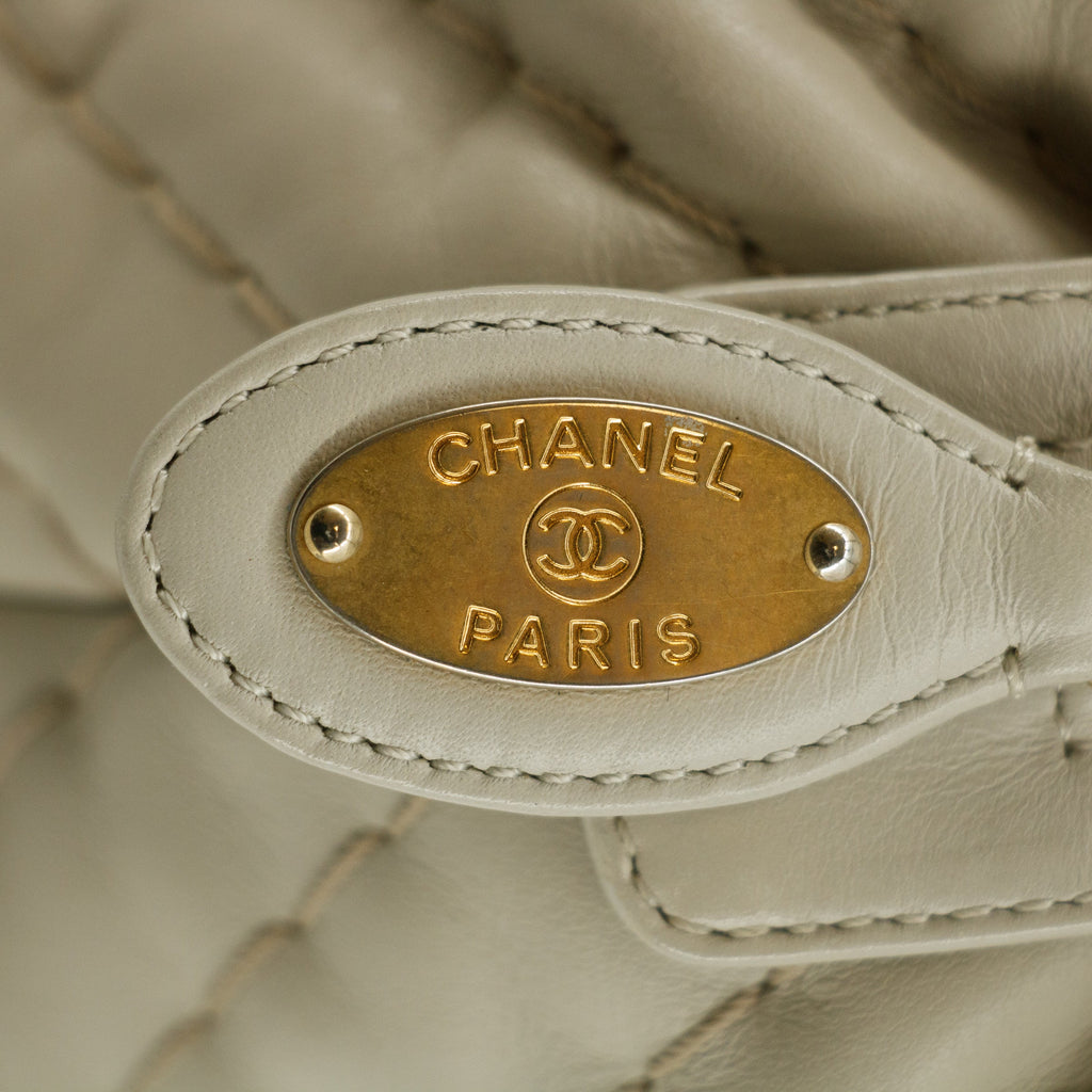 •	Chanel Grey Lambskin Chevron Quilted Chain Shoulder Bag 16 Series #5860
